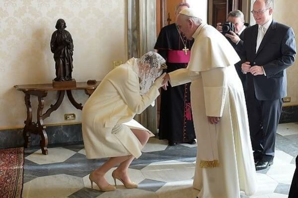 Femeile care au dreptul să poarte alb în fața Papei