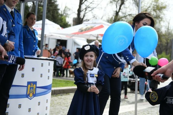 Ziua porţilor deschise pentru Jandarmeria Capitalei, la Palatul Cotroceni