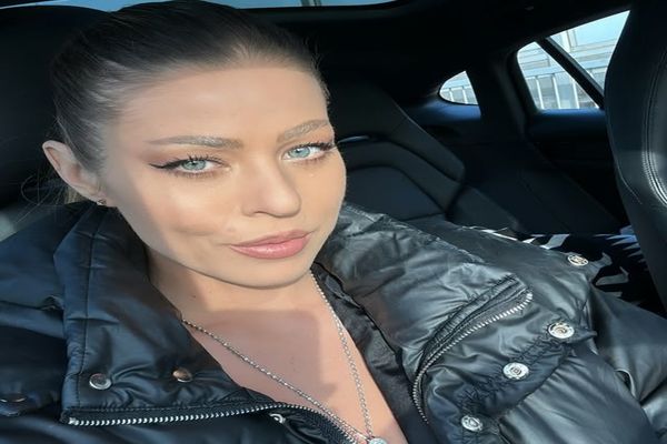 Cum s-a îmbrăcat Roxana Nemeș la botezul gemenilor ei