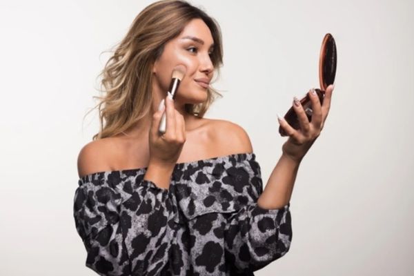 CUM SĂ-ȚI PREGĂTEȘTI PIELEA ÎNAINTE DE A APLICA MACHIAJUL PE VREME FOARTE CALDĂ