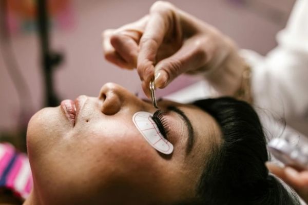 5 PRACTICI DE FRUMUSEȚE NEOBIȘNUITE DIN TRECUT CARE SUNT DIN NOU ÎN TENDINȚE