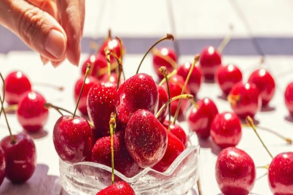 NU ARUNCA LA GUNOI CODIȚELE CIREȘELOR: BENEFICIILOR LOR TE VOR SURPRINDE