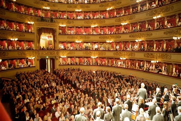 LA SCALA DIN MILANO IMPUNE DIN NOU REGULI STRICTE DE ȚINUTĂ