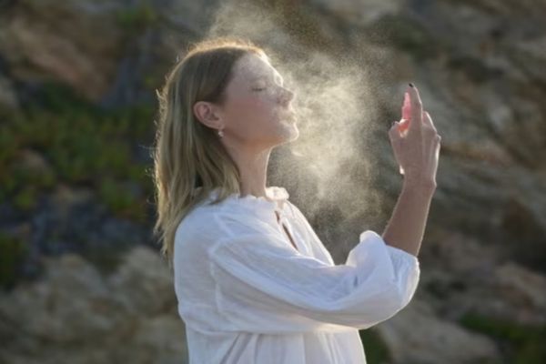 FOLOSEȘTI UN SPRAY PENTRU A TE RĂCORI? POATE USCA PIELEA, POTRIVIT UNUI DERMATOLOG