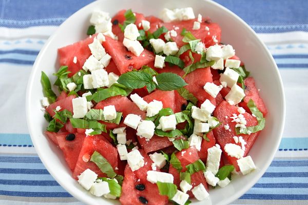 REȚETA VEDETĂ A VERII: SALATĂ RĂCORITOARE CU PEPENE ȘI FETA