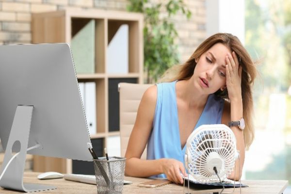 CUM SĂ MENȚII PRODUCTIVITATEA LA BIROU ÎN PERIOADELE DE CĂLDURĂ EXTREMĂ