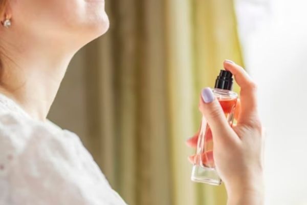 CUM SĂ TRECI DE LA PARFUMUL DE VARĂ LA CEL DE TOAMNĂ? TENDINȚE PENTRU ÎNTOARCEREA LA ȘCOALĂ