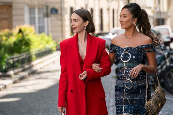 „EMILY IN PARIS” REVINE ÎN DECEMBRIE! PRIMELE IMAGINI DIN SEZONUL 5