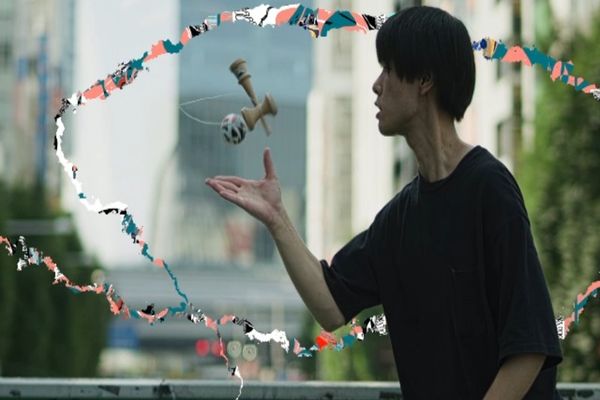 KENDAMA, DIN NOU LA MODĂ. CE SPUNE SPECIALIȘTII DESPRE IMPACTUL ACESTUI JOC ASUPRA COPIILOR