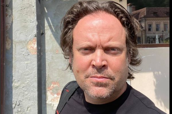 CHARLIE OTTLEY, BRITANICUL CARE LAUDĂ ROMÂNIA ÎN TOATĂ LUMEA, SE CHINUIE DE 5 ANI SĂ NE OBȚINĂ CETĂȚENIA