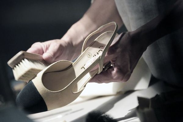 CHANEL TWO-TONE: POVESTEA BICOLORĂ A UNUI PANTOF CARE A DEVENIT LEGENDĂ