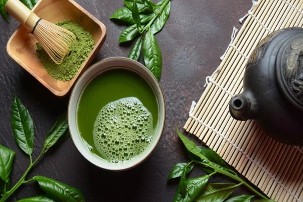 POATE CONSUMUL DE MATCHA SĂ PROVOACE CĂDEREA PĂRULUI?