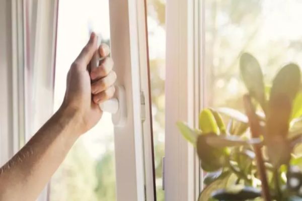 CE SE ÎNTÂMPLĂ DACĂ NU AERISEȘTI ZILNIC, MAI ALES IARNA