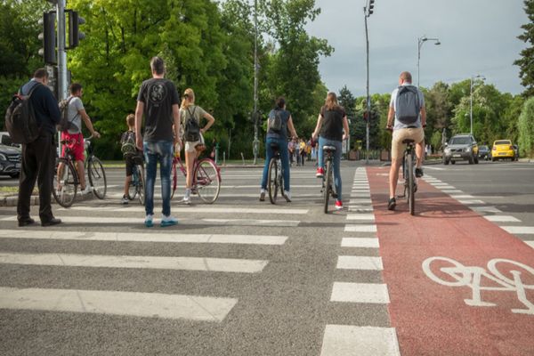 REGULA DE BAZĂ DE CARE SĂ ȚII CONT CA SĂ TRAVERSEZI STRADA ÎN SIGURANȚĂ