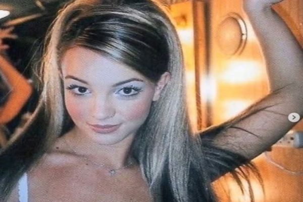 MACHIAJUL ÎNGHEȚAT, EMBLEMATIC ÎN ANII 2000, REVINE ÎN FORȚĂ. IATĂ CUM SĂ-L PORȚI!