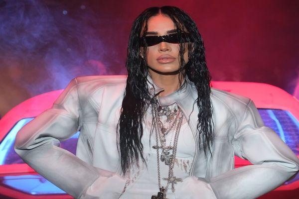 ȚINUTA TRANSPARENTĂ CU CARE ADELINA PESTRIȚU A ÎNTORS PRIVIVIRILE LA MERCEDES-BENZ BUCHAREST FASHION WEEK 2025