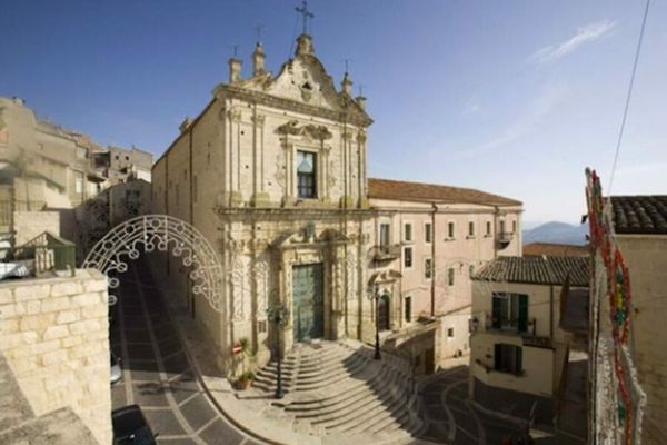 CUM ESTE, DE FAPT, VIAȚA ÎNTR-UN ORAȘ ITALIAN CU CASE DE 1 EURO