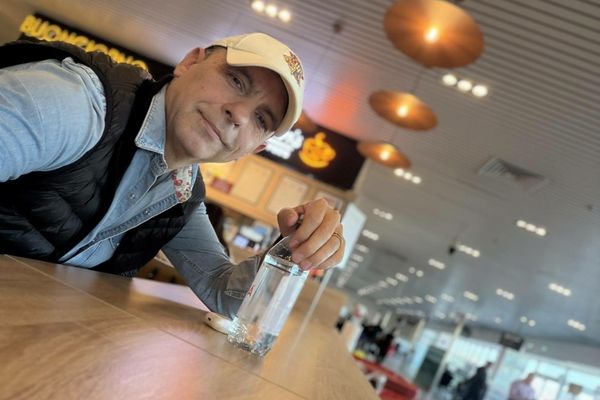 CÂT A PLĂTIT DAN NEGRU PENTRU O STICLĂ DE APĂ ÎN AEROPORT. „ÎN ROMÂNIA, APA POTABILĂ A DEVENIT UN LUX”