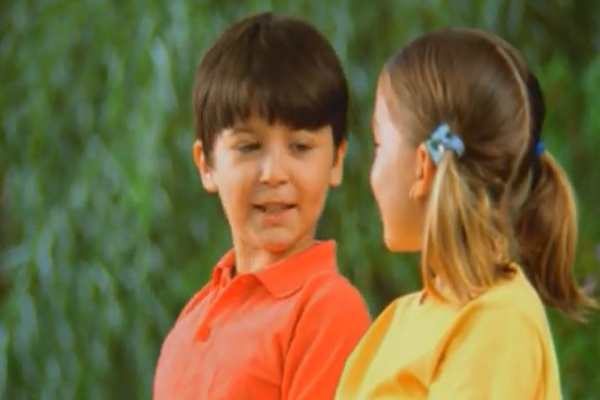 Cum arată astăzi băiatul din reclama la brânză topită, cunoscut pentru replica „Dacă mă sărută data viitoare?”