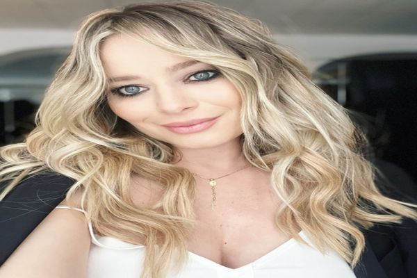 Laura Cosoi este însărcinată cu al cincilea copil, la 44 de ani