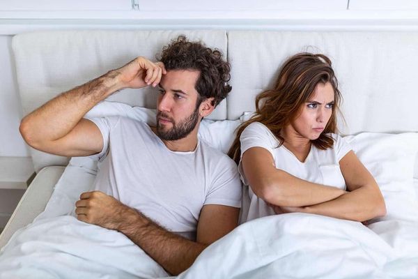 Ce este „phubbing-ul” și cum afectează relația de cuplu