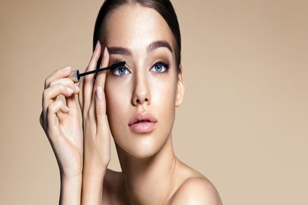 Nuanța de mascara ce intensifică privirea