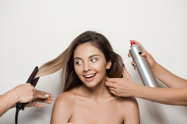 De ce vedetele pot folosi placa zilnic, fără să-și distrugă părul