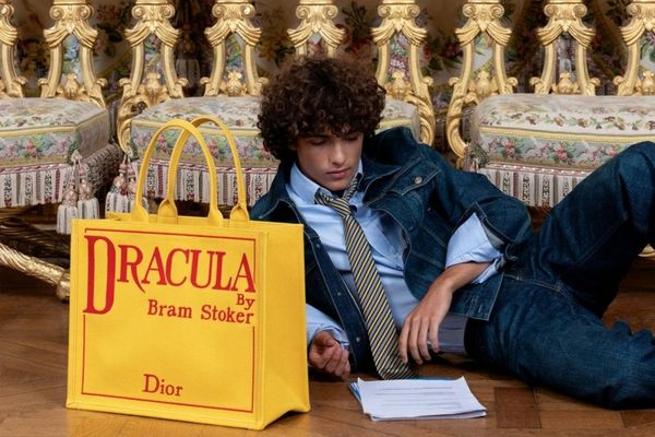 Cât costă noua geantă Dior, inspirată din legenda lui Vlad Ţepeş
