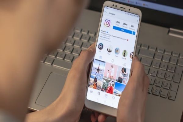 Dragostea în vremea Instagramului: cum flirtează tinerii din generația Z