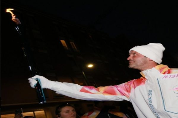 Cristian Chivu a purtat torţa olimpică la Milano - VIDEO