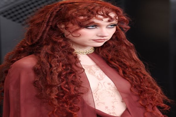 Chappell Roan șochează cu o apariție topless pe covorul roșu al premiilor Grammy