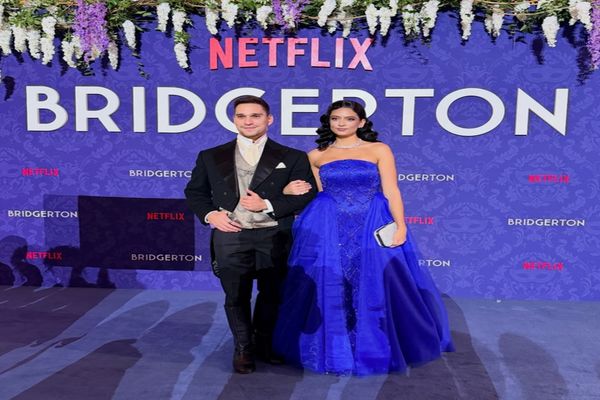 Vedetele s-au întrecut în ținute la Balul Mascat Bridgerton! 