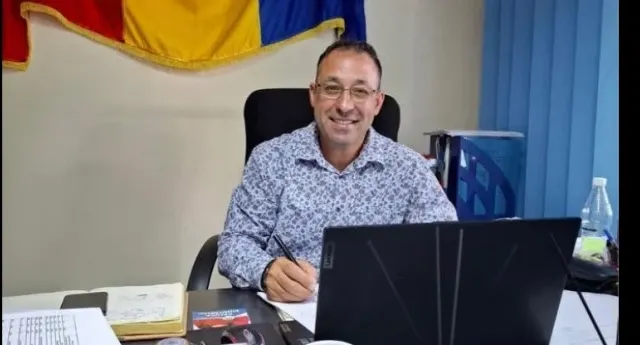 Primarul care s-a dat în judecată pentru un salariu mai mare. În primărie au apărut și fotolii cu masaj cumpărate din bani publici