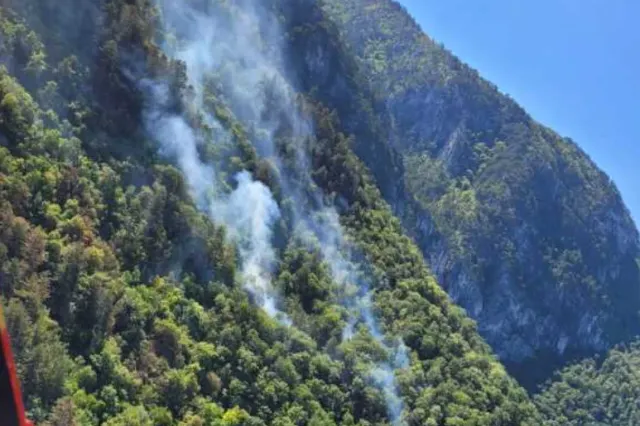 Două elicoptere intervin la Băile Herculane pentru stingerea incendiului de litieră și fond forestier