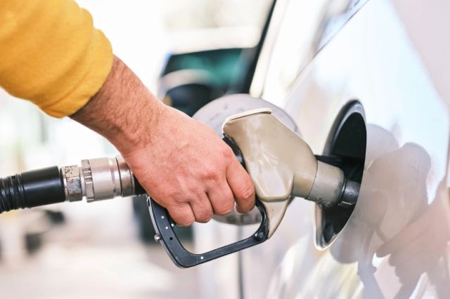 Prețurile carburanților la benzinăriile din București au sărit din nou cu 9 bani peste noapte