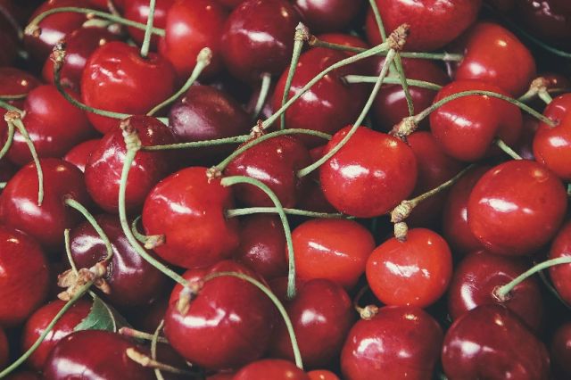 Prețul cireșelor a luat-o razna! Cu cât se vinde kilogramul în piețe