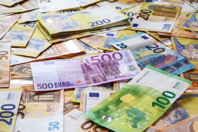 Rate mai mari pentru români după creșterea euro la 5,2 lei