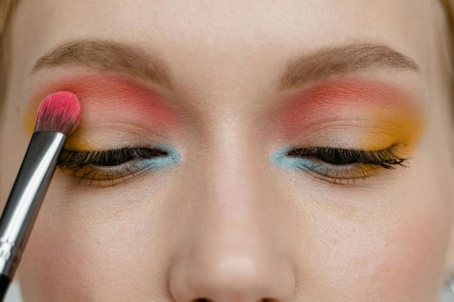 Greșelile de machiaj ale ochilor care îmbătrânesc cel mai mult