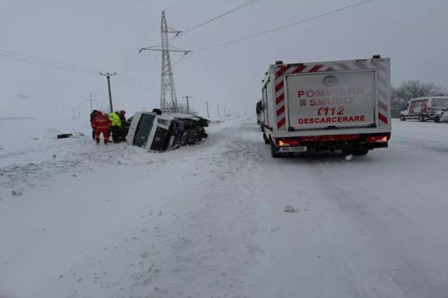 Iarna a blocat România. Drumuri închise, zeci de camioane în așteptare și haos pe aeroporturi