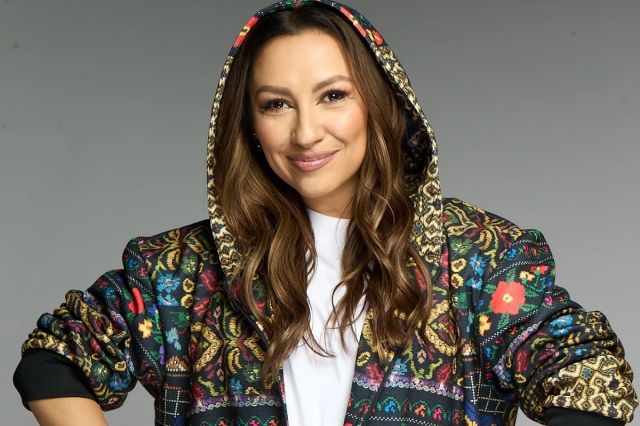 Andra a lansat o colecție de haine cu motive tradiționale. Cât costă un tricou