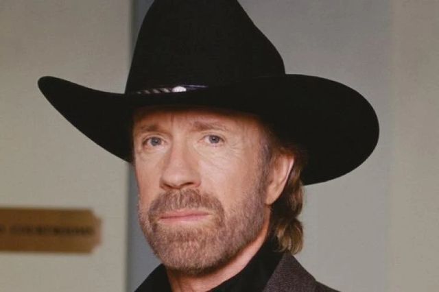 Chuck Norris, internat de urgență în spital
