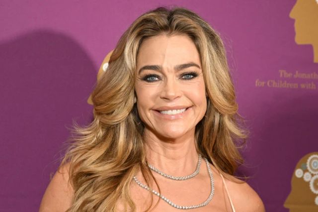 Actrița Denise Richards spune că și-a făcut un lifting facial de 250.000 de dolari. Cum arată după intervenție