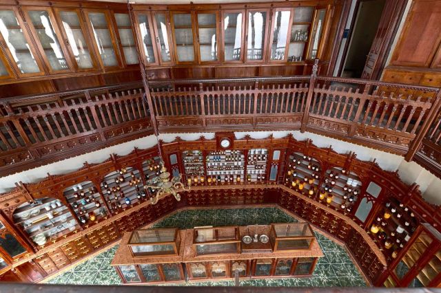 Cea mai veche farmacie cu laborator din București devine muzeu