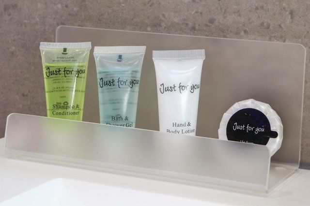 Sticlele mici de șampon și gel de duș, interzise în hoteluri din 2030