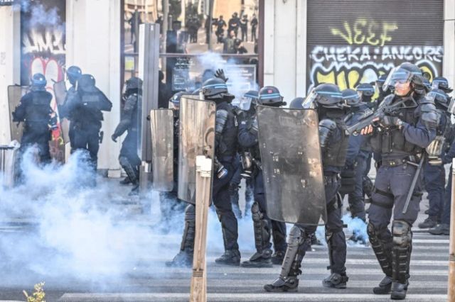 Proteste violente în Franța: peste 150.000 de oameni vor salarii mai mari și cer demisia Guvernului