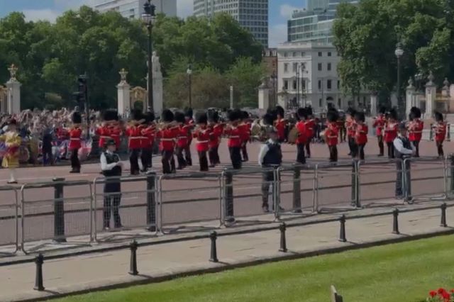 Regele Charles, sărbătorit cu fast la Londra. Mii de militari au defilat