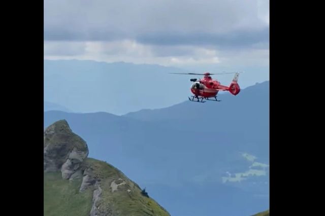 O turistă de 55 de ani a fost salvată cu elicopterul din Masivul Ciucaș, după ce i s-a făcut rău pe munte VIDEO