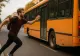 Oamenii care aleargă după autobuz fac de fapt un lucru bun pentru sănătatea lor