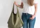 Renașterea genților maxi | De ce moda spune adio mini-poșetelor 