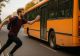 Oamenii care aleargă după autobuz fac de fapt un lucru bun pentru sănătatea lor